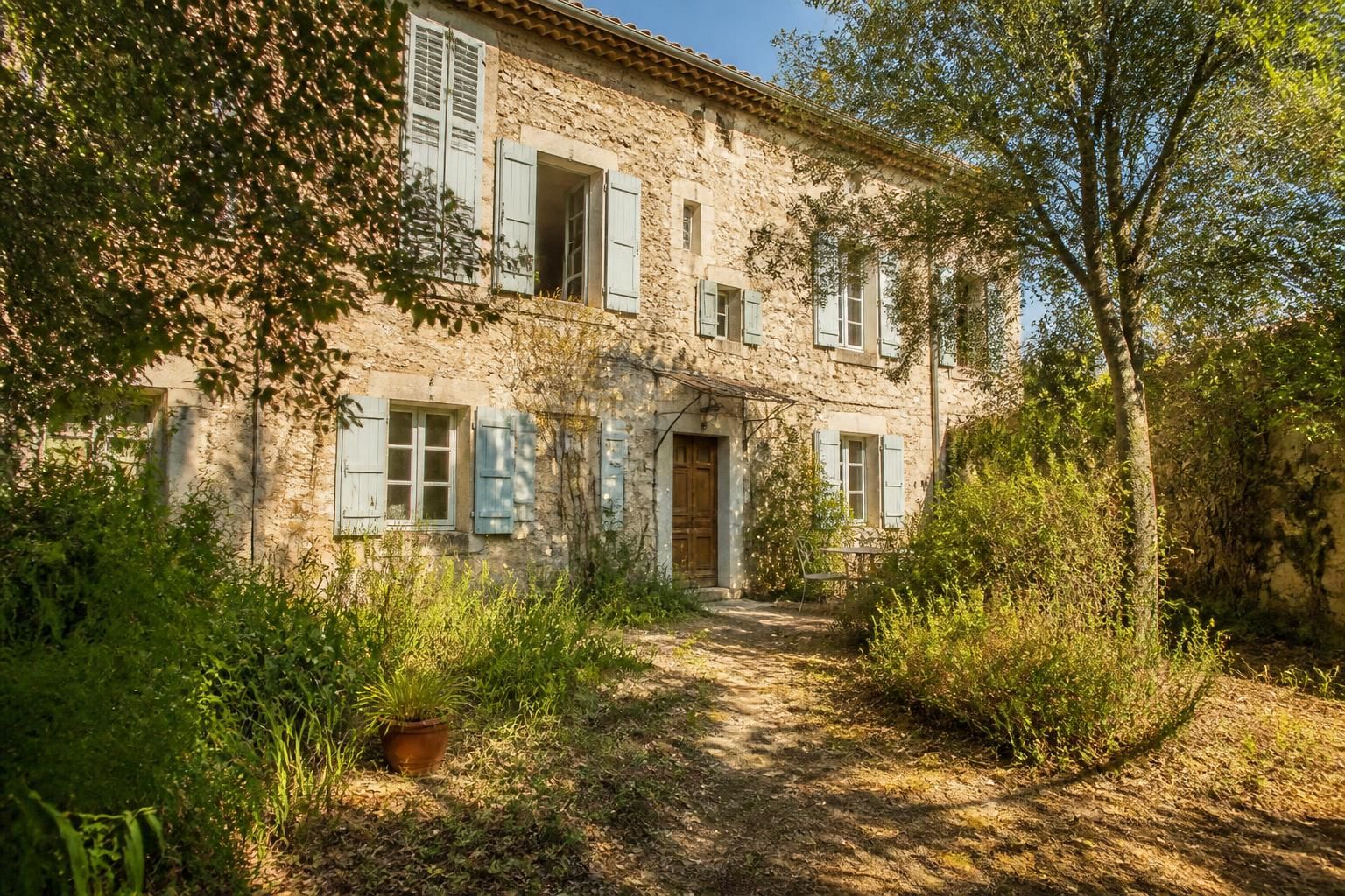 découvrez cette maison à rénover à flassans-sur-issole, une opportunité unique pour un investissement patrimonial prometteur dans un cadre agréable et authentique.