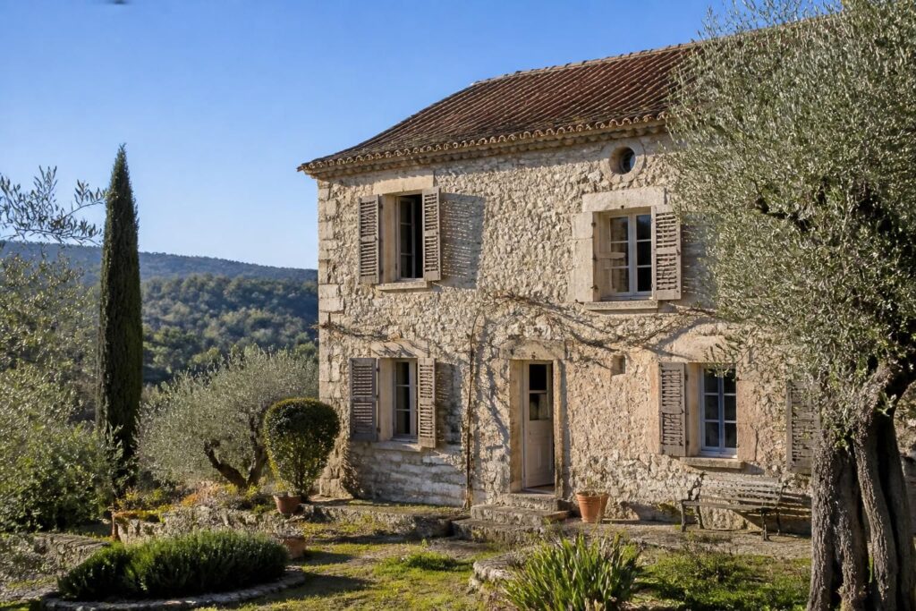 découvrez cette maison à rénover à flassans-sur-issole, une opportunité unique d'investissement patrimonial alliant charme et potentiel de rénovation. saisissez cette occasion pour valoriser votre patrimoine.